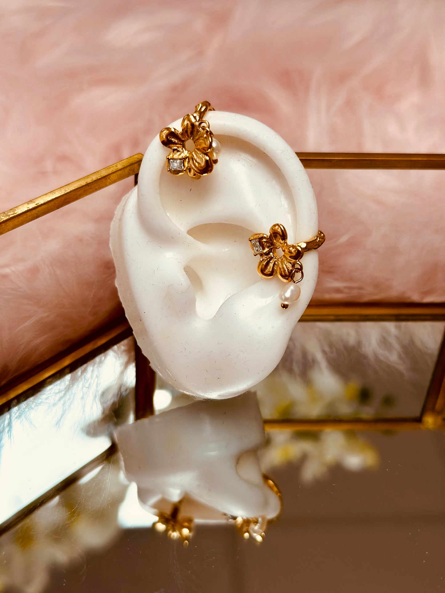 Ear cuffs de flor con perla de agua dulce