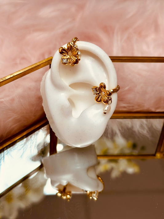 Ear cuffs de flor con perla de agua dulce